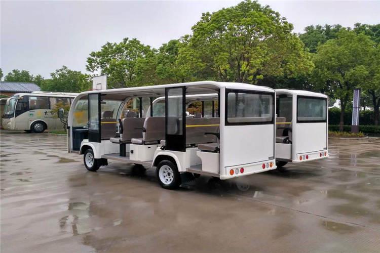 對于山東電動(dòng)觀光車車身上加雨罩原本是起保護(hù)等作用，但是有時(shí)候也得特別注意，當(dāng)天氣風(fēng)沙和塵埃比較嚴(yán)重時(shí)，盡量不要使用雨罩